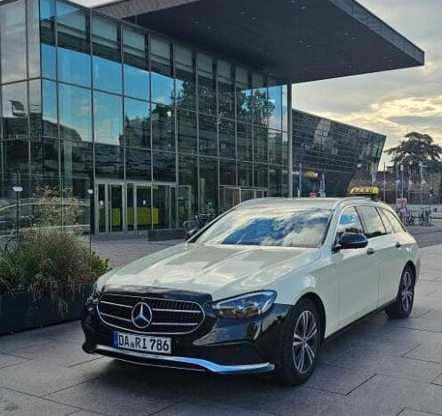 Taxi Darmstadt vor Darmstadium, Karolinenplatz, Welcome Hotel, TU Darmstadt